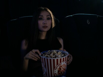 Sentada diante da tela, a espectadora acompanha a história com um balde de pipoca nas mãos. O cinema japonês explorado neste artigo mostra como a representação da dor, da honra e da renúncia pode ampliar nossa compreensão da condição humana