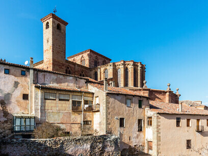 RÚna joya arquitectónica que ha resistido el paso del tiempo, conservando su esplendor y su significado en la historia. Catedral de Sigüenza, Guadalajara, Castilla-La Mancha, España