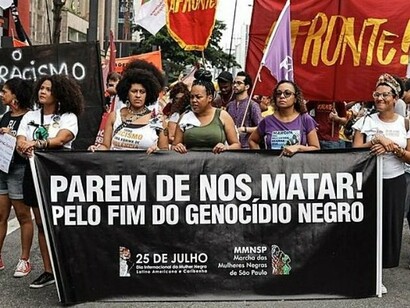 Manifestação do movimento Vidas Negras Importam. A canção "War" que abre este texto e está presente numa das cenas do filme citado é de 1976! A sua letra é uma adaptação de um discurso do imperador etíope Hailé Selassié feito em 1963 durante sua visita a sede das Nações Unidas. Ou seja, 28 anos após a Declaração Universal da ONU, Bob Marley cantava um discurso feito 15 anos após a mesma declaração! E agora após 76 anos, comemoramos a sua plenitude? Longe disto! Ainda há muito a ser feito, mesmo em países dito democráticos

