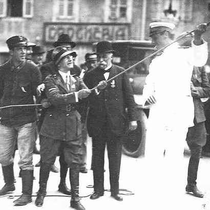 Gabriele D'Annunzio all'alza bandiera italiana, nel 1919 a Fiume, Rijeka, Croazia