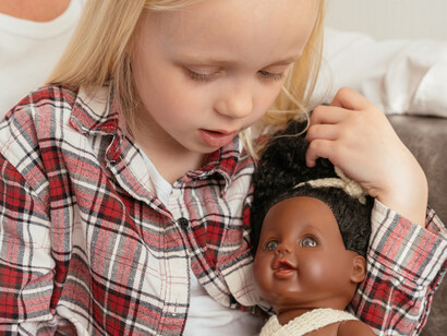 Criança brinca com sua boneca