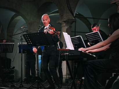 Massimo Quarta mentre suona il suo violino G.A. Rocca del 1840 durante il concerto al Palazzo Reale di Palermo per la Notte Europea della Musica 2022