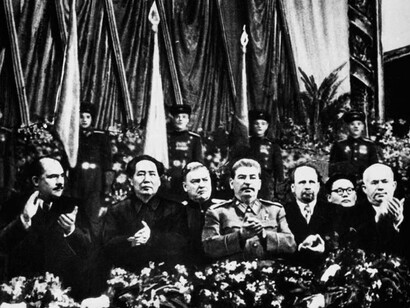 Mao, próximo ao líder do União Soviética Stalin
