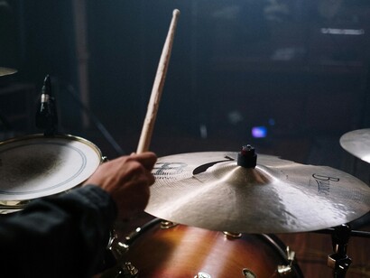 Durante gli anni Sessanta, l'R&B si fuse con la musica soul, creando un suono più emotivo e potente, rappresentato da leggende come Aretha Franklin, Otis Redding e James Brown