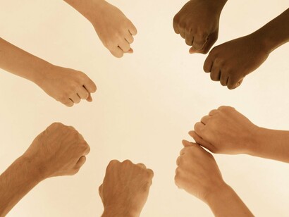 Mãos. Atravessados por um mundo recheado de expectativas não preenchidas, uma urgência que nos joga para o esgotamento e uma falta de compreensão do outro absurda, que nos afasta de uma convivência real e presencial, seguimos sem direção, em busca do novo modelo. E qual seria esse novo modelo, se as estruturas não mudam por tão rígidas que tenham se tornado e insistem em não desgrudar desse chão já inexistente