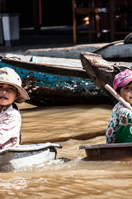 Bambini e serpenti sul lago Tonle Sap
