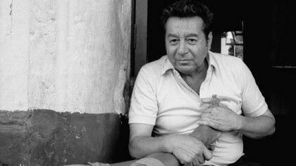 Carlos Martínez Rivas (1924-1998) agasajando los pies de Eva, fotografiado por Claudia Gordillo