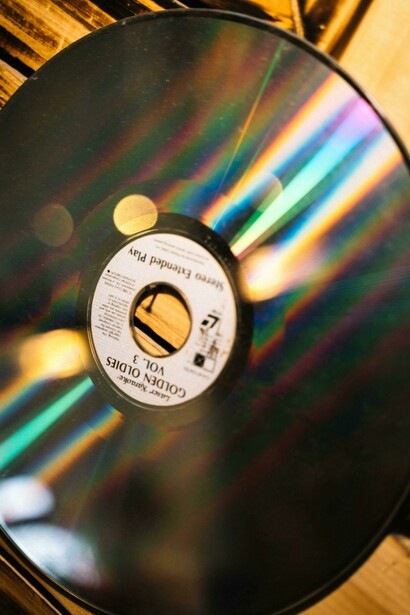 Descubra como a nostalgia se tornou uma poderosa ferramenta de marketing, resgatando memórias afetivas e influenciando as escolhas dos consumidores