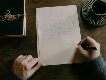 Na tentativa extenuante de exprimir o que vai no verso ou na crónica tantas vezes, por vezes demais horrível do que se vai observando algo se vai ganhando ou perdendo, de qualquer modo se vai transformando e revelando o escrevente escriba do possível e do impossível destinatário que lá estará no outro lado da mensagem…