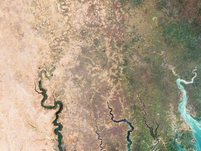 Ripresa dalla missione Copernicus Sentinel-2, questa immagine mostra il deserto arido nell'Africa occidentale in contrasto con la vegetazione al confine