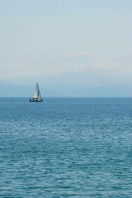 Barca a vela che naviga in mare aperto: "Chi veleggia con metodo ha più probabilità di ‘navigare miglior acque’ e di far ormeggiare la navicella del proprio ingegno a quel glorioso porto al quale vuol farla attraccare"