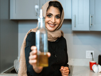 Cozinheira mostra o quanto usa azeite em suas receitas