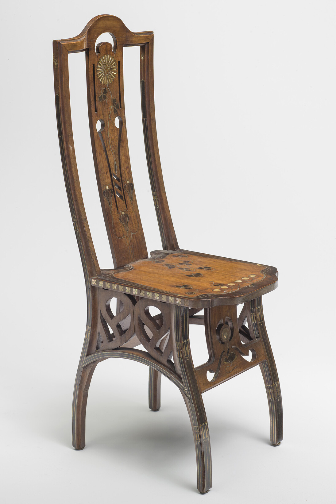 Eugenio Quarti (1867-1929), Chaise, vers 1898, Noyer à décor floral stylisé, bois marqueté, incrustations de laiton et nacre, dossier ajouré et incurvé, pieds arqués, large ceinture sous assise ajourée et découpée à jour, H. 0,927 x L. 0,29 x P. 0.35, Paris, Musée d'Orsay © Musée d'Orsay, Dist. RMN-Grand Palais / Patrice Schmidt