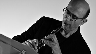 Max Fuschetto è un compositore e musicista italiano noto per la sua ricerca originale che fonde musica classica contemporanea, elettronica ed elementi etnici. Max Fuschetto in una foto di Pietro Previti