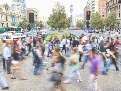 Multitud de gente caminando en Santiago de Chile. Pienso, vivo y siento la ciudad, la mía, como una amante a la que se teme perder para siempre