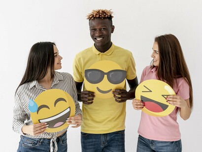 O cérebro humano produz uma série de substâncias químicas que influenciam diretamente o nosso humor e nossa sensação de bem-estar. Entre elas, quatro se destacam por sua relação direta com a felicidade: dopamina, serotonina, endorfinas e oxitocina. Cada uma atua de maneira única, mas juntas formam uma verdadeira orquestra de sensações positivas



 
