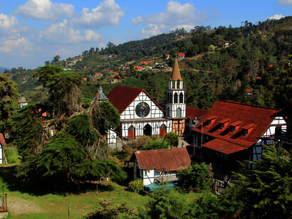 En la Colonia Tovar se celebra las navidades, el Año Nuevo, el aniversario de su fundación el 8 de abril, el Oktoberfest, los gorilas en carnavales, la semana santa y el lunes de pascua