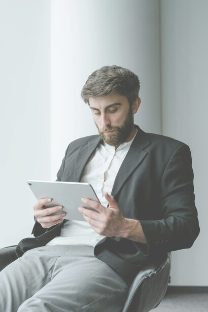 Una persona leyendo en una tablet. La internet y la IA ponen a nuestra disposición la comunicación y gran cantidad de información