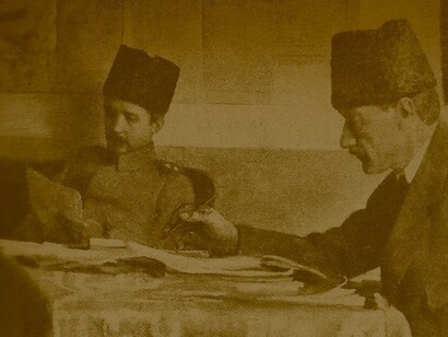 Los comandantes turcos İsmet Pacha y Kemal Pacha (Atatürk)