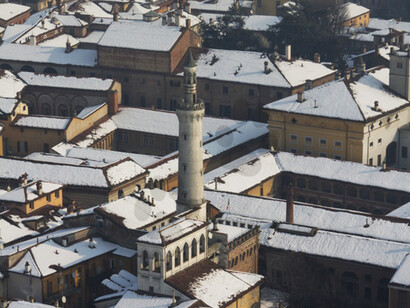 Filanda- Cremona: la bianca ciminiera-minareto della filanda Bertarelli fra i tetti innevati del centro storico
