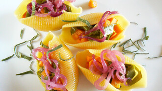 Conchiglioni gluten free ripieni con Taccole e Batata guarniti con Cipolla Rossa in agrodolce e foglie di Salvia fresca