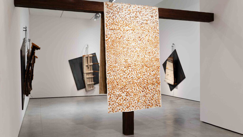 Jannis Kounellis, Laberinto sin paredes, vista de exhibición. Cortesía de Es Baluard Museu d'Art Contemporani de Palma