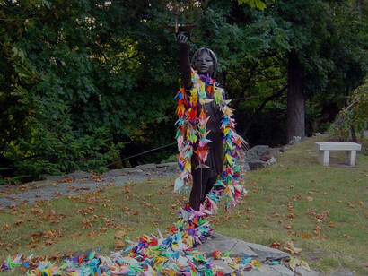 Pero Sadako ya no hace grullas de origami;
ahora se levanta en los campos donde las lágrimas se espesan