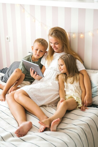Mãe assistindo videos com os filhos