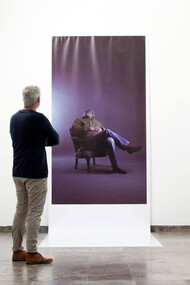 Sandro Rosende deparando-se com o seu retrato