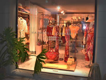 Via Fratelli Lombardi 1. Esterno del negozio di Brescia