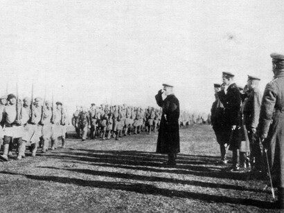 El almirante Aleksandr Kolchak pasando revista a las tropas en 1919