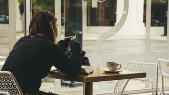 Mas se essa hora extra me fosse concedida, seria muito provavelmente gasta a reorganizar gavetas que não precisam de ordem, a debater mentalmente diálogos que nunca tive (mas nos quais venci com argumentos brilhantes) ou a sucumbir ao scroll infinito das redes sociais, o verdadeiro ópio da humanidade moderna. Mas que sabe tão bem. Porque, sejamos francos, a nossa capacidade de desperdiçar tempo é a única coisa verdadeiramente infinita nesta equação