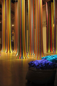 Missoni, l'Arte, il Colore, 2015, Museo Maga di Gallarate, installazione 'Tra le righe' di Luca Missoni