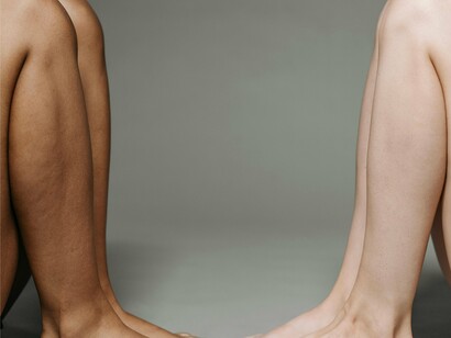 Pernas de pessoas diferentes lado a lado. Vários pesquisadores dedicaram seus esforços a entenderem os efeitos das comparações sociais. Alguns têm destacado a positiva contribuição da comparação social para o fortalecimento da autoconfiança e para a aprendizagem de novos conhecimentos ou comportamentos, sempre que a comparação seja realizada a partir de modelos com características semelhantes a si mesmo