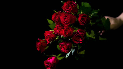 Um buque de rosas: símbolo comumente associado ao amor romântico