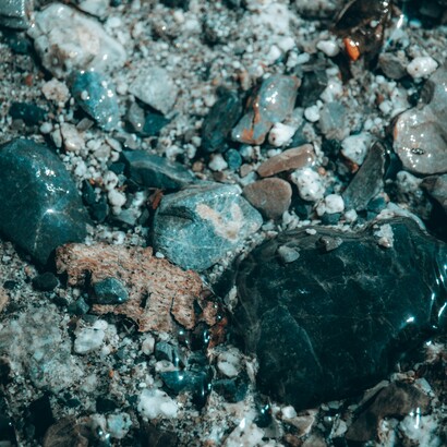 Un mobile finemente intarsiato si tingeva di turchese, un colore sospeso tra il blu e il verde, capace di evocare sogni e avventure