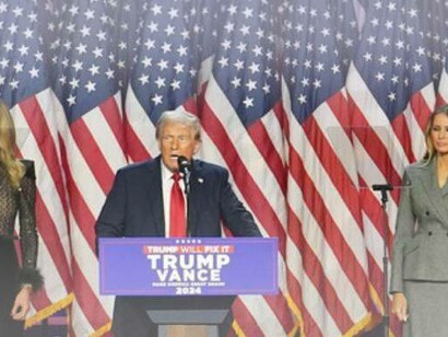 Donald Trump parla al Palm Beach County Convention Center durante il watch party della notte elettorale in Florida, novembre 2024