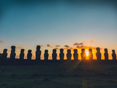 Rapa Nui, Cile. Altri ancora suggeriscono che le statue avessero una funzione religiosa e che fossero utilizzate in rituali di fertilità