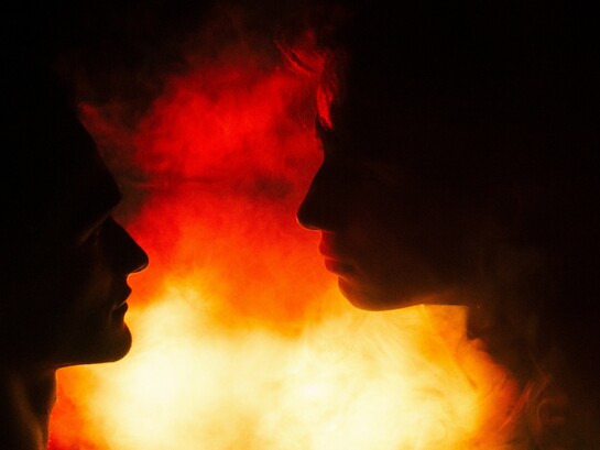 Le fiamme gemelle rappresentano uno dei concetti più noti e controversi della spiritualità New Age, spesso distinto da quello delle anime gemelle