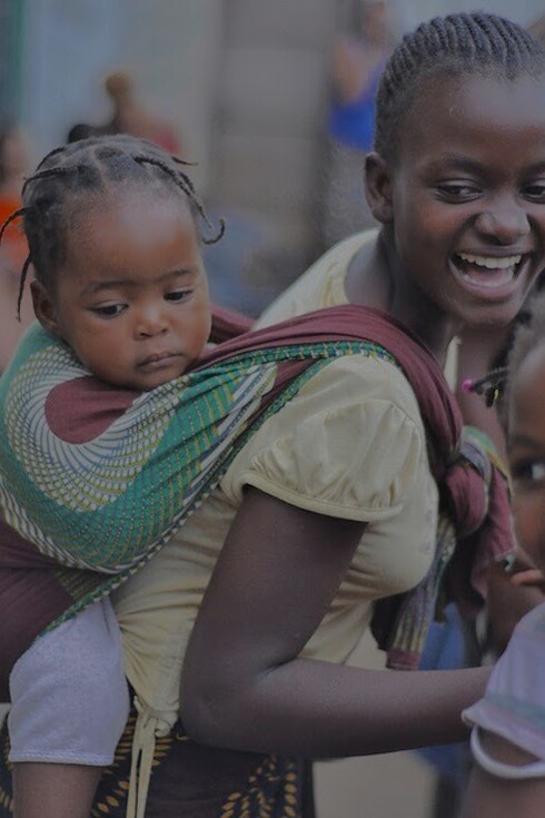 Mãe e bebê unidos pela capulana