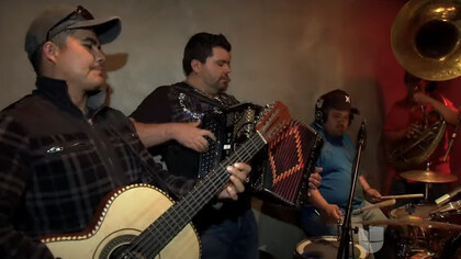 Los narcocorridos representan un género musical mexicano en el que se canta y glorifica a líderes y personajes destacados de las organizaciones criminales de la venta de narcóticos, México