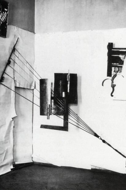 L'ultima mostra futurista di pittura 0.10, Pietrogrado, dicembre 1915 - gennaio 1916, veduta dell'installazione con il controrilievo d'angolo di Vladimir Tatlin, 1914, e il controrilievo con la gamba di una sedia, 1915