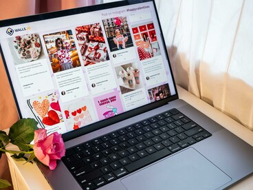 Tela de planejamento visual para redes sociais aberta em um notebook ao lado de uma rosa. Organizar campanhas, estética e tendências faz parte de uma comunicação que fortalece marcas no ambiente digital