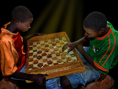 Burkina Faso – Ragazzi della città di Bobo con il tipico gioco simile alla dama