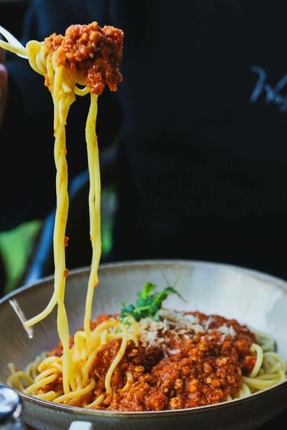 Tradizionale piatto di spaghetti al ragù: "Perché se la cucina gourmet è una sinfonia, la cucina tradizionale è una canzone popolare: la conoscono tutti, la canti insieme, ti scalda il cuore"