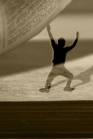 Narratore e personaggio del racconto. «Chi parla? Chi sei? Fatti vedere, esci subito da casa mia!». «Allora facciamo che ti spiego tutto: Io sono il narratore e tu sei il protagonista di una serie di racconti chiamati “Le strane storie di Steve Rock” che escono settimanalmente su una rivista»