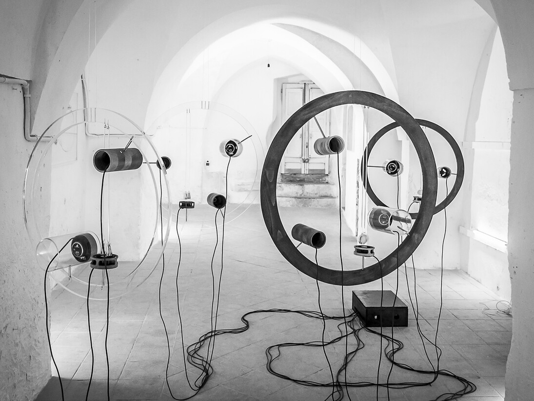 Tamara Repetto,
Oniria, Installazione sonoro-olfattiva, 2014,
Plexiglass , aluminum , fans , waffles olfactory , cable , motion detector,
Variable dimensions
