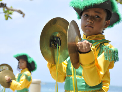 Músicos del pueblo raizal en el desfile por el Día de la Independencia, Providencia, Colombia. Fotografía de la Policía Nacional de Colombia