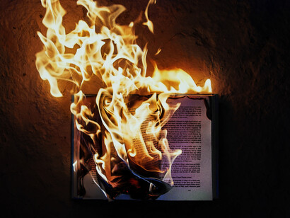 Los libros también pueden destruirse de otras maneras: poniendo en el mercado, por ejemplo, tantos libros sin contenido que resulta difícil encontrar aquellos que son preciosos y útiles