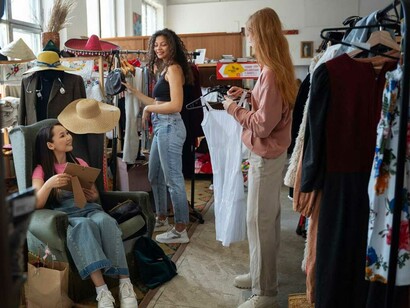 Se puede reciclar la ropa, usarla de segunda mano no solo por necesidad sino por moda, porque ahora es una forma chic de vestir *vintage*